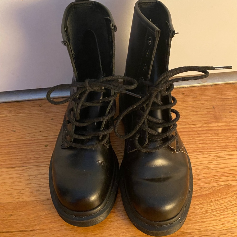 NWOT NEVER WORN Matte Black Doc Martens 1460